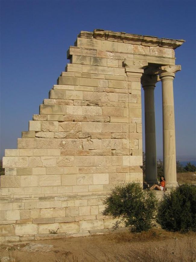 写真はキプロス島南西部にあるパフォスの世界遺産だったはずです。<br />かつてのキプロスの首都で町そのものが世界遺産に指定されています。<br />ギリシャ神話に登場するアポロンを祭った神殿等がありました。<br />遺跡からは真っ青な海を見ることができました。<br /><br />