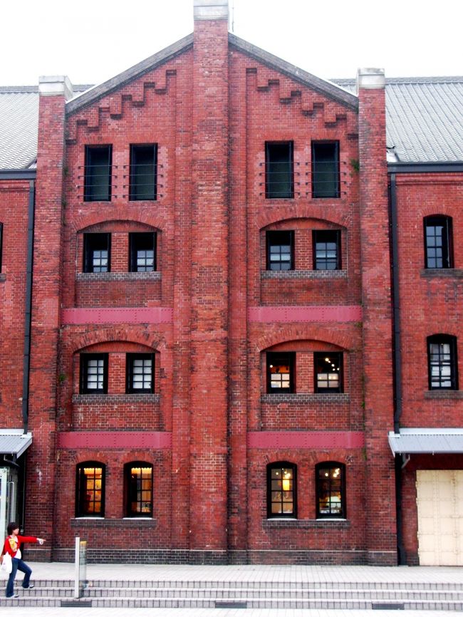 横浜赤レンガ倉庫（よこはまあかれんがそうこ）は、神奈川県横浜市中区新港一丁目の横浜港にある歴史的建築物の愛称であり、正式名称は新港埠頭保税倉庫である。<br /><br />2号館は1911年（明治44年）、1号館は1913年（大正2年）に竣工。保税倉庫としての役割は1989年（平成元年）までに終え、しばらく放置されていた。2002年（平成14年）に、1号館は展示スペース、ホールなどの文化施設、2号館は商業施設となり、付近一帯は広場と公園を備える赤レンガパークとして整備され、横浜みなとみらい21地区の代表的な観光施設となっている。<br />（フリー百科事典『ウィキペディア（Wikipedia）』より引用）<br /><br />横浜赤レンガ倉庫については・・<br />http://www.yokohama-akarenga.jp/index.html<br /><br />横浜港については・・<br />http://www.yokohamaport.org/portal/<br />http://www.city.yokohama.jp/me/port/<br />