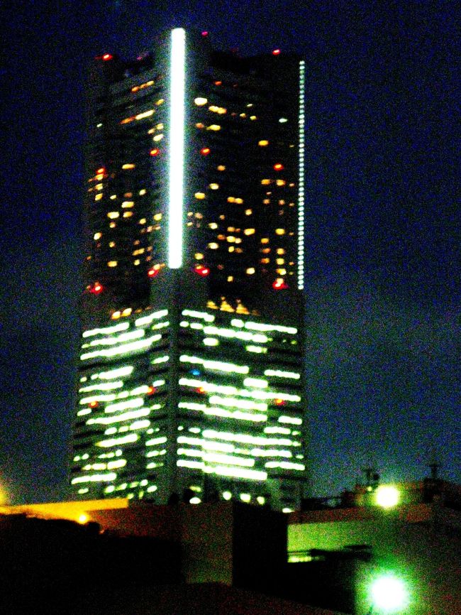 横浜ランドマークタワーは、横浜みなとみらい21の中核を構成する、三菱地所保有のオフィスビル。高さは295.8 mで、日本一高い超高層ビルである。世界では第53位の高さ（2009年）。<br /><br />1990年（平成2年）3月20日着工、1993年（平成5年）7月16日開業。<br />横浜ランドマークタワーは、横浜市内初の本格的な動く歩道で桜木町駅に接続され、地下3階・地上70階のタワー棟と、地下4階・地上5階のプラザ棟からなる。<br />建築面積は23,208m2。延べ床面積は392,885m2で、東京都豊島区のサンシャインシティ（585,895m2）、愛知県名古屋市中村区のJRセントラルタワーズ（416,565 m2）に次ぐ。<br />69階には、日本一高い展望台フロア・「スカイガーデン」（地上272m）があり、直通エレベーター（三菱電機製）が、最大分速約750mで運ぶ。現在でも、日本最速のエレベーターである。<br />（フリー百科事典『ウィキペディア（Wikipedia）』より引用）<br /><br />横浜ランドマークタワーについては・・<br />http://www.yokohama-landmark.jp/<br /><br />横浜港については・・<br />http://www.yokohamaport.org/portal/<br />