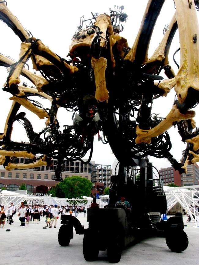 日本初上陸となるフランスの巨大スペクタクルアート劇団「ラ・マシン」が、横浜に登場。その正体は謎「巨大なクモ」＝「横浜にとってふさわしい生命体」<br /><br />横浜市は「クリエイティブシティ」構想を掲げており、同じく「クリエイティブシティ」であるフランス・ナント市と トゥールーズ市を拠点とする 「ラ･マシン」 との連携を図り、世界の創造都市とのネットワークの拡大、 さらなる国際文化交流・芸術創造を目指すことから今回のプロジェクトが実現しました。<br />一方、「クモ」は「糸」で巣をつくる動物であり、きわめて創造的な生命体です。Y150のさまざまな会場をつなぎ 「横浜のゆめ」 をつむいでいくと同時に、「Web ＝ クモの巣」 型ネットワーク社会のシンボルとして「クモ」が 登場することになりました。 <br /><br />日本初上陸となるフランスの巨大スペクタクルアート劇団「ラ・マシン」。この革新的なチームは、アーティスト、　デザイナー、制作スタッフ、技術スタッフの約50名で構成されており、フランスのナント市＊とトゥールーズを拠点に、“生命のある機械”という世界観をコンセプトに活動しています。<br />そして今回、「ラ・マシン」が考えたコンセプトは、“横浜という街をイベント化”するということです。<br />“横浜＝共生都市”のシンボルとして、Ｙ150の会場を中心に街並みといかに共生し、街をイベント化するのか、彼らは一大実験プロジェクトを予定しています。<br /><br />Ｌａ　Ｍａｃｈｉｎｅ（ラ・マシン）とは・・・<br />横浜市が、クリエイティブ・シティとして文化芸術交流を促進するフランス・ナント市を拠点とするアートパフォーマンス集団。<br /><br /><br />開国博Y150については・・<br />http://event.yokohama150.org/<br /><br /><br />