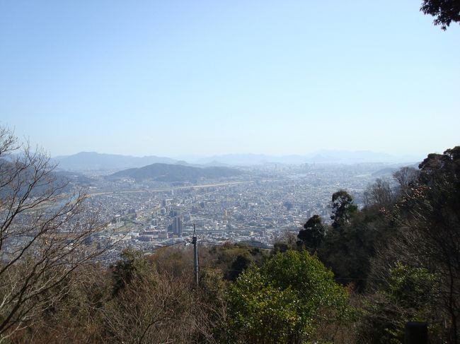 足が速い!軽い!飛び跳ねて山に登る!のが唯一の自慢だったK(我が夫)が足首近くの骨を折った。思いもしなかった松葉杖での移動。「ブルーな毎日」だから気分転換に車で行ける絶景ポイントに行きたい。って。で、緑井(広島市安佐北区)へ出たついでに行ってきました「権現山(396.8m)」。車での登り口がわからなくて、迷いました。それはJR可部線七軒茶屋駅すぐ近くにありました。<br /><br />