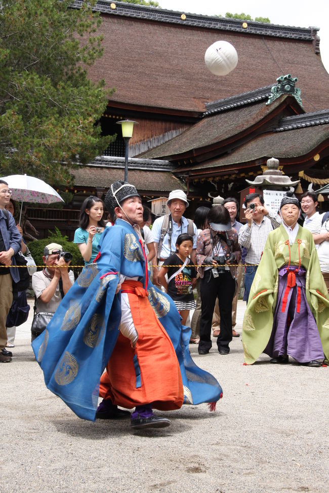 京都・藤森（ふじのもり）神社のあじさい祭りで、琵琶の演奏や蹴鞠を楽しむことができました。<br />家を出た時は雨が降っていましたが、京都に着いた時には、雨も止み、蒸し暑い梅雨の晴れ間となりました。<br />蹴鞠を目の当たりで見たのは初めてでしたが、いろいろ知ることができました。<br />１４００年の伝統を守っていただいている蹴鞠保存会の皆さんは、京都・白峯神社で月２回練習をされているそうです。