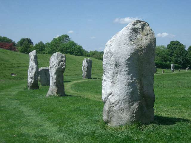 Avebury のStone Circle と　Stonehenge が組み合わせて世界遺産になっています。Avebury の方は、町と一体となっていて、古代の文明（信仰）が現代にまで連続しているのではないかと連想させます。こちらも面白い遺跡です。