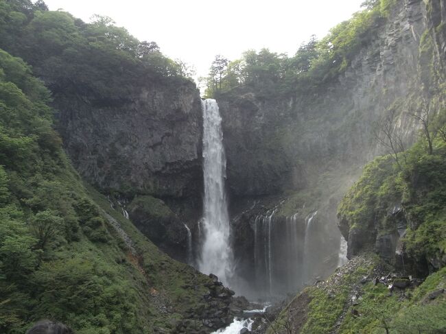 ５月末に、日光へ遊びに行ってきました。<br /><br />平日３日間の一人旅でした。楽しかったんですが、教訓も少し。<br /><br />華厳の滝は、午前中に行ったほうがよかったかな。太陽の向きの関係で、影になってしまったので。<br /><br />戦場ヶ原とかの自然系は時期的には、花の時期には早すぎたので、もう少し後の時期の方がよかったかなという感じでした。<br /><br />社寺を見物した日は、曇りだったので、晴れの日ほどの美しさはなかったです。仕方なしですね。次は晴れている日に行きたいです。