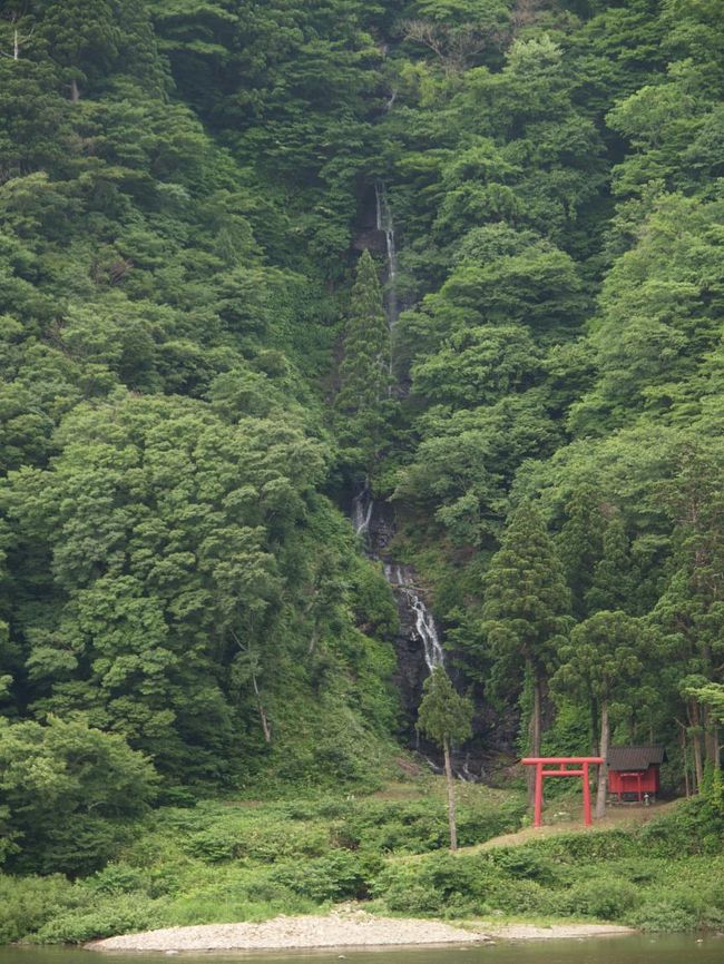 昨秋に続き東北出張が入りました。今回は福島県。時期的に雨が心配ですが、これを逃す手はないと金曜日に休みを取り、３日間の滝三昧山三昧の旅を計画しました。大まかな計画は以下の通りです。<br /><br />６月１２日（金）　前日郡山泊、乙字ヶ滝、銚子ヶ滝、安達太良山登山、米沢泊<br />６月１３日（土）　滑川大滝、七ツ滝、白糸の滝、法体の滝、山形泊<br />６月１４日（日）　蔵王山登山、三階の滝、秋保大滝、仙台空港から伊丹空港<br /><br />乙字ヶ滝が福島空港の目と鼻の先にあるので、本当は逆コースにして福島空港から帰りたかったのですが、満席でやむなく仙台空港から帰ることになりました。天候はやや問題もありましたが、ほぼ予定通りにスケジュールをこなし、３日間で百選滝８本と、百名山２山をクリアしました。これで東北地方の百選滝は岩手県の不動滝と難関３滝（三条、松見、茶釜）だけとなりました。　<br /><br />次の百選滝は最上川に流れ込む支流に懸かる「白糸の滝」です。ドライブインから見る超お手軽滝です。<br /><br />白糸の滝滝滝見難易度：０、三の滝滝見難易度：２<br />参考　滝見難易度０：道路から見える、１：片道徒歩５分以内、２：片道徒歩１５分以内、３：片道徒歩３０分以内、４：片道徒歩１時間以内、５：片道徒歩２時間以内、６：片道徒歩２時間以上もしくは２時間以内でも特別な装備が必要な場合など。私の旅行記ではほとんど出現することはないと思われる。<br />注意　滝見難易度はあくまで私の主観によるものであり、また季節や天候により難易度が上がる場合もあります。私の旅行記を参考にされて、「違うかったやんけ」とおっしゃられても責任は負えませんのでご了承ください。また、難易度が高い場合はできる限り単独行は避けるようお願いします。