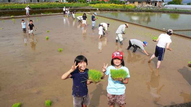    ★★　タイトル　★★　<br /> [ ひがしさと環境大学 ]<br /> 「自分が環境を考えながら生活し、仕事をするための勉強会」<br /><br />雲仙市国見町神代・東里地区では長崎大学環境科学部早瀬教授、総合科学大学環境・建築学部人間環境学科蒲原準教授や地元島原の旭講師に来ていただいて勉強会（環境大学）を開催した。<br /><br />講演のあと教授、講師、長崎で環境問題に取り組んでいる主婦、東里地区住民など意見交換会では活発な発言があった。<br /><br />この日朝から地域の住民（大人も子供も）は田植えをして昼は昨年収穫したお米でおにぎり＆たくあん、手作り饅頭。<br /><br />夕方より地元で取れた農産物で地区の主婦が料理で懇親会。<br />参加者は6,70名は和気藹々 親交を深めた。<br /><br />大学の教授、準教授、学生やエコ講師と地域の住民とエコについて考えることは素晴らしい。<br /><br />★長崎新聞に掲載★