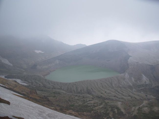 昨秋に続き東北出張が入りました。今回は福島県。時期的に雨が心配ですが、これを逃す手はないと金曜日に休みを取り、3日間の滝三昧山三昧の旅を計画しました。大まかな計画は以下の通りです。<br /><br />6月12日(金) 前日郡山泊、乙字ヶ滝、銚子ヶ滝、安達太良山登山、米沢泊<br />6月13日(土) 滑川大滝、七ツ滝、白糸の滝、法体の滝、山形泊<br />6月14日(日) 蔵王山登山、三階の滝、秋保大滝、仙台空港から伊丹空港<br /><br />乙字ヶ滝が福島空港の目と鼻の先にあるので、本当は逆コースにして福島空港から帰りたかったのですが、満席でやむなく仙台空港から帰ることになりました。天候はやや問題もありましたが、ほぼ予定通りにスケジュールをこなし、3日間で百選滝8本と、百名山2山をクリアしました。これで東北地方の百選滝は岩手県の不動滝と難関3滝(三条、松見、茶釜)だけとなりました。 <br /><br />最終日のミッションのひとつが蔵王山に登ること。蔵王山と一口に言っても実はそんな名の山は存在しておらず、熊野岳、屏風岳、刈田岳、地蔵山などの総称である。最高峰である熊野岳が主峰で、熊野岳に登頂することで百名山の蔵王山に登頂したことにしよう。<br /><br />蔵王山(熊野岳)データ:標高1840.5m(二等三角点、点名:熊野岳)、日本百名山