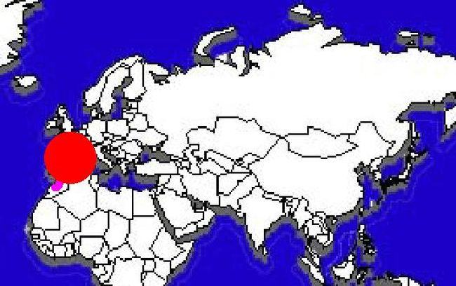 ヨーロッパの地図でも見つけるのが難しい小さな国、アンドラ。首都なのにスペインの小さな街と変わらないくらいの規模。通貨が同じなので、国というよりもひとつの県のような感覚です。乱立している人口につりあわない巨大なスーパーは免税らしくスペインやフランスからの観光客がたくさん来ています。ピレネー山脈にまたがるアンドラは、スキーリゾートとしても有名でした。スキー客が滑っている横を自転車で走るのはとても気分が良かったです。