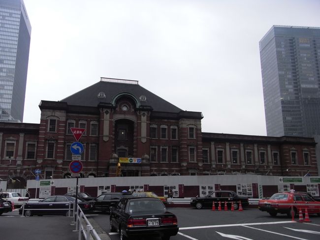 フォートラベルの「下を向いて歩こう」コミュと、<br />「アノ街の 〒 ポスト 〒」コミュの皆様に捧ぐ一冊。<br />(それ以外の方には、ちょっとマニアックな旅行記です)<br /><br />二人目出産のため、6月末で仕事を辞めました。<br />でも定期券の有効期間がちょっとだけ残っている・・・<br />まだそれほど動きづらいわけでもない・・・<br />産んだらしばらく出歩けないし・・・<br />気晴らしって大事よね。うん。<br /><br />そんなわけで、用心して数時間ですが、梅雨の合間に<br />東京〜品川周辺の「小さな旅」に出かけてきました。<br /><br />なぜそのエリアを選んだかというと、<br />●東京駅の改修工事がどうなったか気になったから。<br />●素敵な西洋建築や歴史的な場所に偶然出会えたりするから。<br />●品川と銀座に撮りたいポストがあったから。<br />e.t.c.<br /><br />退職した次の日にこんなことしてたって知られたら、<br />職場の人や主人になんて思われるだろう・・・^^;