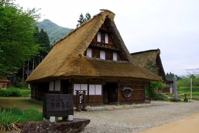 相倉合掌集落を出発した後、村上家に立ち寄るが、時間が早かった為、開いていませんでした。<br />村上家の外観だけ眺めて、菅沼合掌造り集落へ向いました。<br /><br />保存協力金を払い、菅沼合掌造り集落脇の駐車場に車を止め、集落内を散策しました。<br /><br />〜菅沼合掌造り集落〜<br />菅沼合掌造り集落は、険しい山あいを流れる庄川のわずかな河岸段丘にあり、現在９戸の合掌造り家屋が残っています。<br />冬は豪雪と厳しい自然に耐え、養蚕など仕事の場としても適した住まいとして、はるかな歴史を重ねて完成された合掌造り。<br />その力強い美しさを中心に、日本の原風景ともいうべき山村の景観も含めて、1995年に岐阜県白川郷、五箇山相倉とともにユネスコの世界遺産に登録されました。<br />（パンフレットより・・・）