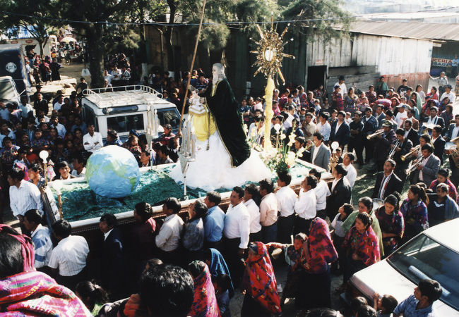 アンティグアの郊外の村、サンタマリア・デ・ヘススにてカクチケル族の祭りが開かれると聞いたので、行ってみることにしました。数十人もの男性がキリスト像の神輿を担いで村を練り歩くお祭りでした。普段は閑散としてそうな村が民族衣装を来た人々に埋め尽くされていて非常に賑やかでした。