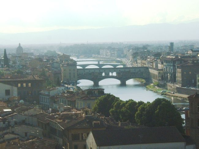 ローマ滞在中に中世の街フィレンツェに行きます。<br />乗り物は、日本で予約しておいたユーロスター（新幹線）を利用します。<br />(写真は、フィレンツェの外れにあるミケランジェロ広場からアルノ川を望む）<br />