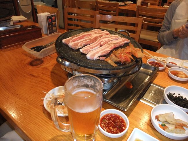 昨年の韓国旅行で焼き肉を食いっぱぐれて以来、日に日に高まるサムギョプサルへの想ひ（←？）<br /><br />マイレージはあるものの、希望日程に空席がなくて当分は韓国へ行けそうにない…<br /><br />某サイトでサムギョプサルが旨い店を見つけたので、直島の旅を薦めてくれた友達（韓国リピーター）を誘ったら即オッケーの返事をくれた(感謝)<br /><br />お互い夏生まれ、自分へのご褒美＆誕生日プレゼントで（←言い訳）エステ付レディースプランでお祝いもしようか？と話が進んだ。<br />晩御飯はサムギョプサルを堪能し、2日連続でマッサージを受けたりと贅沢な週末を過ごすことに。<br /><br /><br />