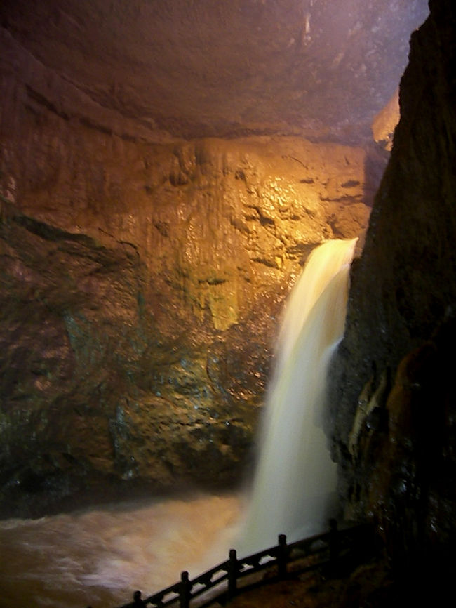 雲南省之旅(4)昆明から世界遺産「石林」の迷路を彷徨い、「九郷鍾乳洞」の巨大さに驚嘆する。