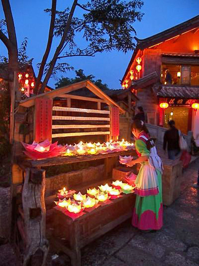 雲南省之旅(5)昆明から空路で麗江に入り、伝統家屋の「三合酒店」に宿を取り、夜の麗江の美しさに驚嘆する。