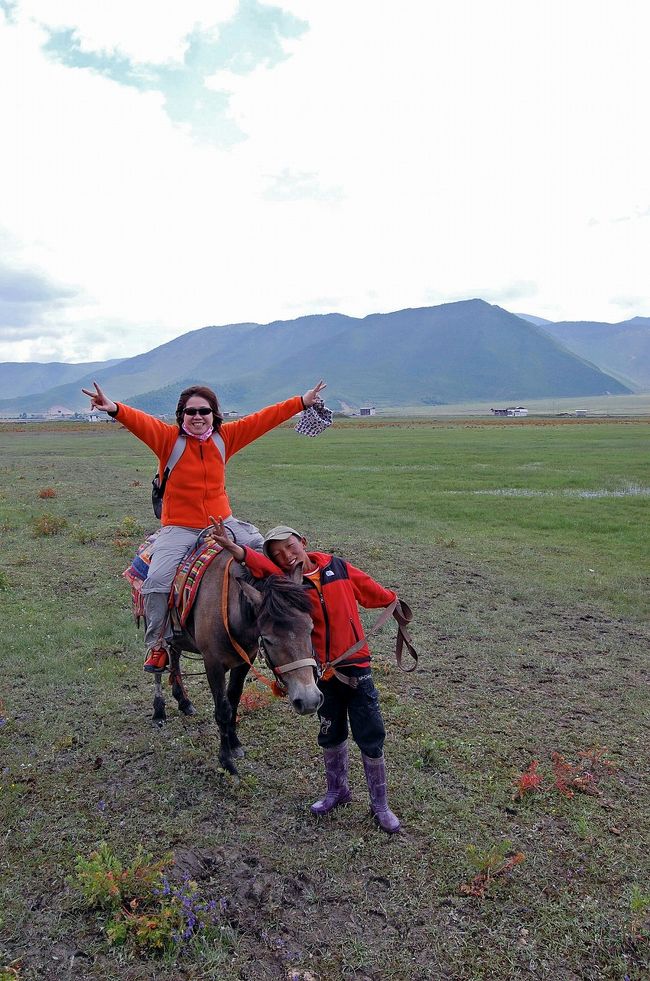 雲南省之旅(7)タクシーをチャーターして、香格里拉郊外の「普達措国家公園」のハイキングと「納パ海」で乗馬を楽しみ、松賛林寺を参拝する。