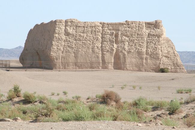 敦煌市外の玉門関と陽関の見学です。最初に玉門関を目指しました。いずれも砂漠のオアシスだった場所です。
