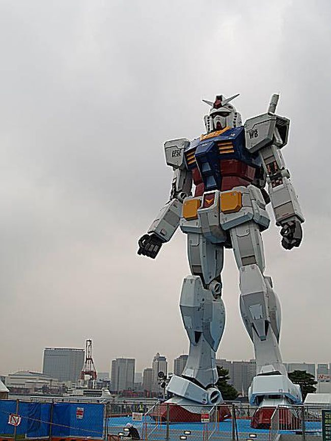 ガンダム30周年記念として、お台場「潮風公園」についに建った、高さ18メートル、重さ35トンの原寸大ガンダム。<br /><br />正式な公開を前に見に行って来ましたよ。<br /><br />巨大さといいリアルな質感といい、迫力満点でした。<br />本当によくぞ造りました。<br /><br />