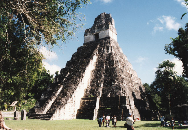 アンティグアから日帰りツアーでティカル遺跡に向かいました。ティカルはマヤ最大の神殿遺跡で、ジャングルの中にそびえるピラミッドは良く保存されており見事なものでした。