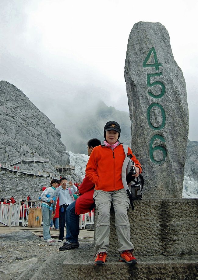 雲南省之旅(11)李さんの運転で「白沙壁画」を観た後にロープウェイで「玉龍雪山」の4506メートルに至る。