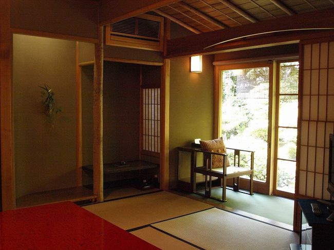 京都の宿は何時もホテルが多いのですが。<br /><br />elmaxさんにお話したら　良い宿が有るとお聞きして<br /><br />それなら。。是非。。お願いしました。<br /><br />一夜はご一緒に葵祭見物　同泊<br /><br />翌日は私一人で。　<br /><br />宿の人の自然な対応。<br /><br />建築の素晴しさ。<br /><br />朝食のみでしたが。。<br /><br />美味しい、の言葉で足りないくらいの美味しさ。<br /><br />一見さんはお断りのようです。　未確認<br /><br />ですから詳細はお許しを<br /><br />建築の専門家で無いので<br /><br />これも詳しく説明が出来ません<br /><br />素晴しさは素人の私でも判ります。<br /><br />細かい事はお聞きしませんした。<br /><br />この雰囲気を味わう事が一番。<br /><br />野暮な質問は。。しません。<br /><br />宿　貸座敷　どれともつかない　<br /><br />生まれて以来初めての最高の宿泊経験でした。<br /><br /><br />義臣　２００９　京都　奈良　旅行記<br /><br />２００９　葵祭　行列を待つ　上賀茂神社<br />http://4travel.jp/traveler/jiiji/album/10338587/<br />２００９　葵祭　加茂街道編ー１<br />http://4travel.jp/traveler/jiiji/album/10338904/<br />２００９　葵祭　加茂街道編ー２<br />http://4travel.jp/traveler/jiiji/album/10339191/<br />２００９　葵祭　加茂街道編　最終<br />http://4travel.jp/traveler/jiiji/album/10339588/<br />２００９　京都　早朝散歩　知恩院　吉水院<br />http://4travel.jp/traveler/jiiji/album/10340230/<br />２００９　奈良　花の寺　れん城寺<br />http://4travel.jp/traveler/jiiji/album/10341605/<br />２００９　奈良　懐かしの花の寺　白豪寺<br />http://4travel.jp/traveler/jiiji/album/10341881/<br />２００９　奈良　嘆きの新薬師寺<br />http://4travel.jp/traveler/jiiji/album/10342118/<br />２００９　閑話休題　京都駅<br />http://4travel.jp/traveler/jiiji/album/10342948/<br />京の小路を歩く　円山公園から建仁寺<br />http://4travel.jp/traveler/jiiji/album/10344232/<br />２００９　出会いの建仁寺ー１<br />http://4travel.jp/traveler/jiiji/album/10344874/<br />２００９　出会いの建仁寺ー２<br />http://4travel.jp/traveler/jiiji/album/10345458/<br />２００９　出会いの建仁寺ー３<br />http://4travel.jp/traveler/jiiji/album/10345686/<br />２００９　雨の三船祭ー１<br />http://4travel.jp/traveler/jiiji/album/10347100/<br />２００９　雨の三船祭ー２<br />http://4travel.jp/traveler/jiiji/album/10347402/<br />