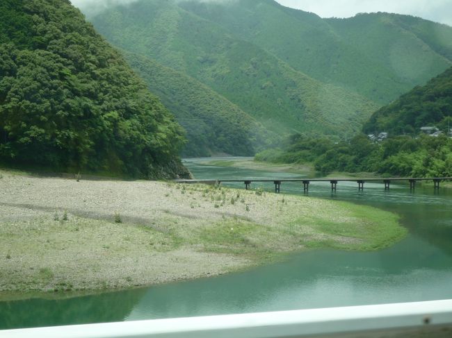 足摺を後にして、愛媛県の道後温泉を目指します。<br /><br />せっかくなので四万十川沿いのルートから愛媛に入っていきました。<br />沈下橋も満喫。<br />