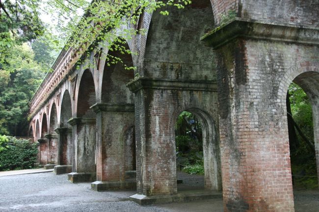 上賀茂神社で行われるライブに行きました。せっかく京都に行くし、2泊3日にして、観光も楽しみました。雨が降っちゃったけれど・・・美味しいもの食べて、きれいなもの見て、美味しいもの食べて(笑)食旅行記みたいになってます(笑)<br /><br />ひさびさの京都を楽しみました。