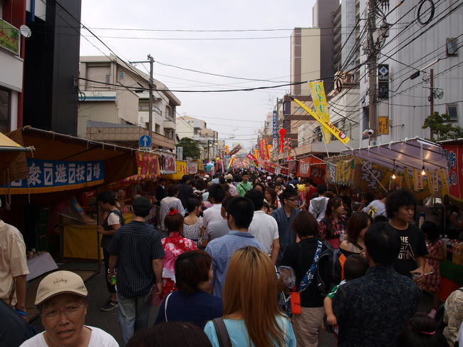 平塚七夕祭りの番外編とも言うべき露店の数。<br />通りの両側に延々と続く。<br /><br />その殆どが食べ物屋さん。<br />数の多いのが広島風お好み焼き、大阪風たこ焼きがダントツ。<br />変り種ではケバブ、韓国料理、中国焼き万頭、佐賀バーガー。複数出店。<br />？？？、関東の食べ物は無いやん＞＜。<br /><br />頑張れ関東ということで、ありました。揚げもんじゃ？良く見るとでかい揚げ餃子ですやん。物は言いよう。<br />富士宮焼きそば、おしい中部地方でした。<br />相模風たこ焼き。たこ、ウズラの卵、マヨ、ねぎ、キャベツ入り？？？<br />うーーーん、ウズラを入れたのが新しい相模風？もう一ひねりほしいところ。<br /><br />人は多くてもこんなに食べ物の露店が多いと予定数売れないのでは？お昼時なのにつくりダメして売れ残っているお店が目立ちました。<br /><br />この期間中だけなのか？お化け屋敷や昔懐かしい輪投げなどもあり娯楽の露店も少なからずお祭りを盛り上げていた様子。