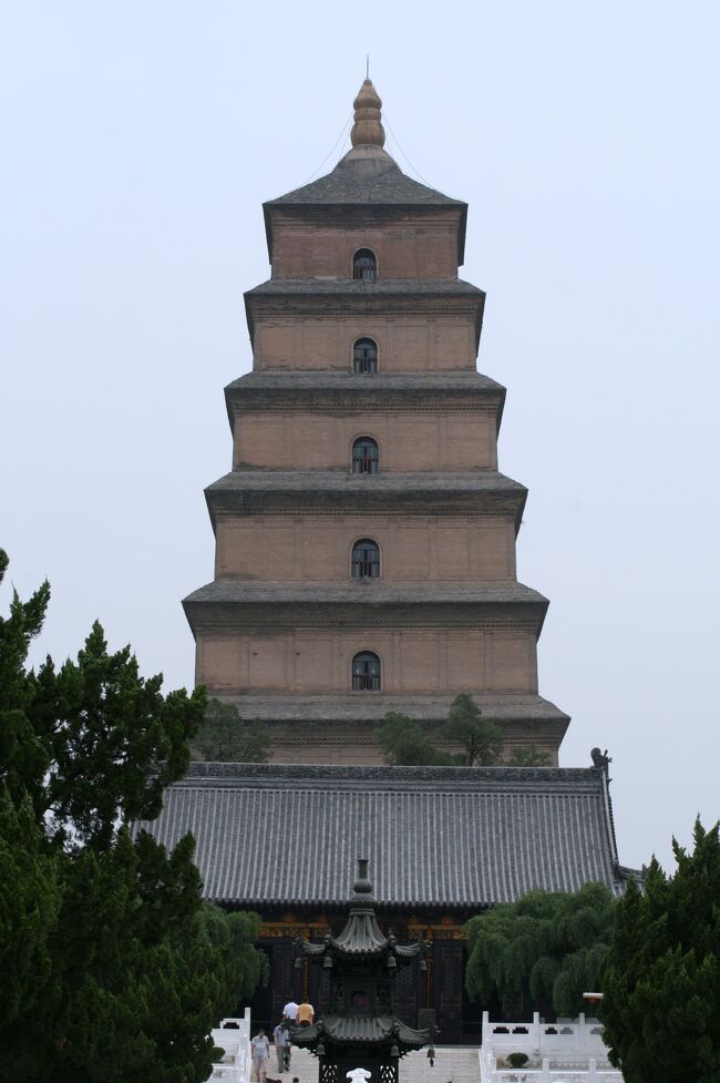 　西安のランドタワー、大雁塔紹介の続きです。大雁塔は、唐の高僧玄奘三蔵がインドから持ち帰った経典や仏像などを保存するために、高宗に申し出て652年に建立した塔です。何度か改築され、現在は7層64mの高さです。