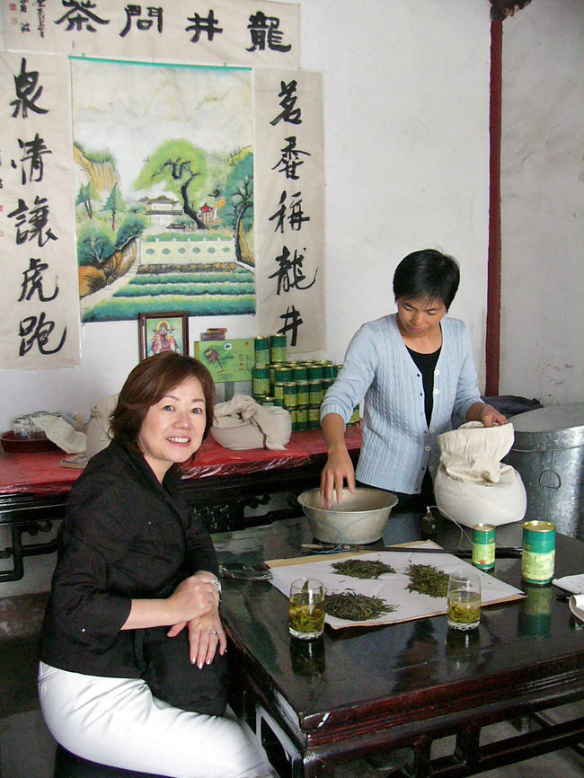 杭州2日目はバスに乗って龍井村に行きました。ロンジン茶の龍井です。どこへどう行けば全く分からずにバスに乗ったのですが、なんとなく他の乗客がおりていくので、ちょっと不安になっていると「龍井村はここよ。」と教えてくれたおばさんがいました。一緒に下りてついて行ったらお茶農家のおばさんの家でした。偶然だったのか分かりませんが、普通に歩いていても普通の村なので、どこへ行っていいかもわからなかったと思いますので、良い出会いだったと思います。筆談を交え龍井茶についていろいろ教えてもらいました。試飲させてもらったお茶は何とも清々しい香りと味でした。値段は3種類あり、一番高いものは100グラムで300元もしました。いろいろ調べてみると大体の相場は1斤2800元(500グラムで約5万円)なので、100グラム4,000円とすると高い買い物では無かったようです。良い買い物も出来たので良しとしましょう。村で食事が出来そうな所に入ったら、「日本の雑誌に紹介されたのよ。」と本を見せてくれたおばさんがいたり楽しい所でした。茶名を使った料理も美味しかったです。午後はバスを降りるところを間違えたりしながら「霊隠寺」に行きました。本当は「杭州茶葉博物館」に寄ってからお寺に行くつもりだったのでガッカリです。この博物館は約10年後にようやく行くことが出来ました。この日は朝から小銭入れを無くしたりバス停を間違えたり散々な日でした。霊隠寺からはタクシーに乗って「六和塔」にも行きました。塔に登って銭塘江を眺めて杭州市内の観光はほぼ終わりです。翌日はバスターミナルから紹興への日帰り旅行をして、同じく杭州郊外の「富春山居」でくつろぐ旅へと続きます。