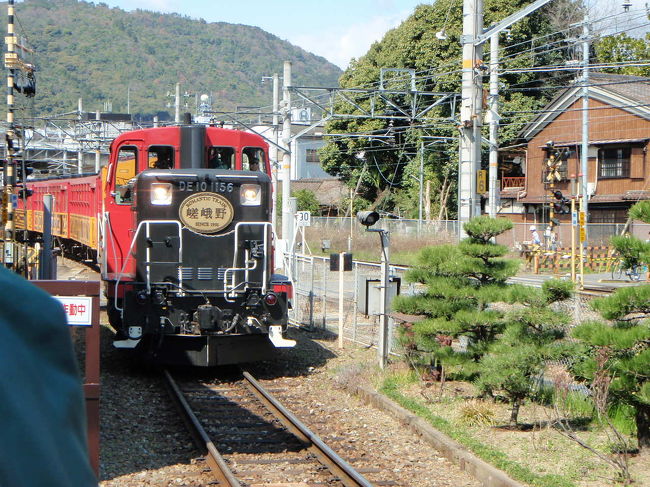 桜が咲き始めた京は嵐山のトロッコ列車と保津川下りを子連れで楽しんできました。<br /><br />