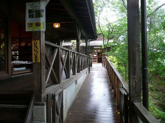 木の家<br />http://www.akiu.net/kinoie/<br /><br />お向かいは、秋保天守閣自然公園<br />市太郎温泉があります。<br /><br />木の家はロッジを借りて、自炊するお宿<br />夏休みも近いですので、かなり予約が入ってきているそうです。<br /><br />私が行くときは、「うつわの館」や「珈琲館」の利用のみ<br />うつわは、土もの、ガラスがあります。<br />目移りするほどたくさんあります。<br /><br />秋保温泉から錦が丘へ抜けて<br />仙台市天文台があります<br />http://www.sendai-astro.jp/<br /><br />