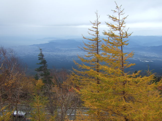 　紅葉と温泉の旅。<br />　気が付いたら今年もあと僅か。この一年は本当にいろんな事があった。<br />　紅葉の見納めと近場の温泉を楽しむ簡単なドライブに出た。<br />　最初は気軽に考えて富士山辺りでちょっとのんびりして温泉博士に載ってる笛吹温泉に入ればいいと考えていた。<br />　富士山は例年11月上旬がとてもきれいで見頃になる。でも、もしかして間に合うかな？と思って予定を変更した。麓がまだまだこれからだったのと、天気もよくてしかも冬の通行止めギリギリだったので久しぶりに5合目まで行きたくなった。<br />　温泉は山梨の温泉をいろいろ巡っている時に笛吹温泉郷に立ち寄った事があるのだが、今一だった。その中で何となく良さそうな温泉場を見つけ、入ろうと聞いたら1500円という。とても高くて入る気になれず、退散した想い出があった。<br />　今回その温泉がタダで入れるのでどうしても入りたかったのだ。入った温泉は笛吹温泉郷三富にある川浦温泉「山県館」（やまがたかん）<br />　今も当時のままやっていたが、周辺の工事があったり宿自体もリニューアルしたみたいで大分様子が変わった。<br />　近くにはフルーツパークやほったらかし温泉ほかいろいろ施設も充実し、しかもアクセスが非常によくなった。<br />この辺りは最近特に開発が著しく、関東からの移住やベットタウンとしても人気が出ているようである。<br />　