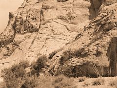 ユタ州のあまり知られてない場所　Chapter 4  砂漠のど真ん中にぽつんと恐竜の化石、　壁画　by 4WD