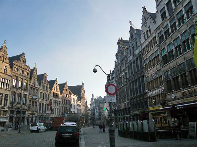 この日はブリュッセルを出発して、アントワープに寄り道、その後アムステルダムに向かいました。
