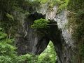 滝と洞窟で涼もう②　羅生門は鍾乳洞のなれの果て　岡山県新見市