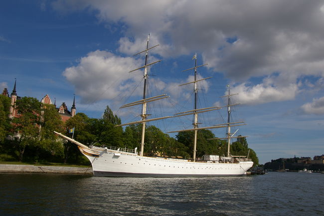 ガムラ・スタンの散策後は遊覧船(Royal Canal Tour)に乗船してスカンセンを目指しました。<br />ところが、スカンセンの閉園時間は５時となっており、今日の入場を断念しました。<br />ガイドブックでは８時までと記載されていますが動物園と公園のみが８時まででした。<br />約５０分の遊覧後に到着した船着場は「チボリ公園」で正面には遊園地があり、絶叫マシーンからの叫び声が聞こえました。ガイドブックには詳しく掲載されていませんがストックホルムの「チボリ公園」は大変な賑わいで混雑していました。<br />スカンセンへは後日改めて訪ねました。<br />