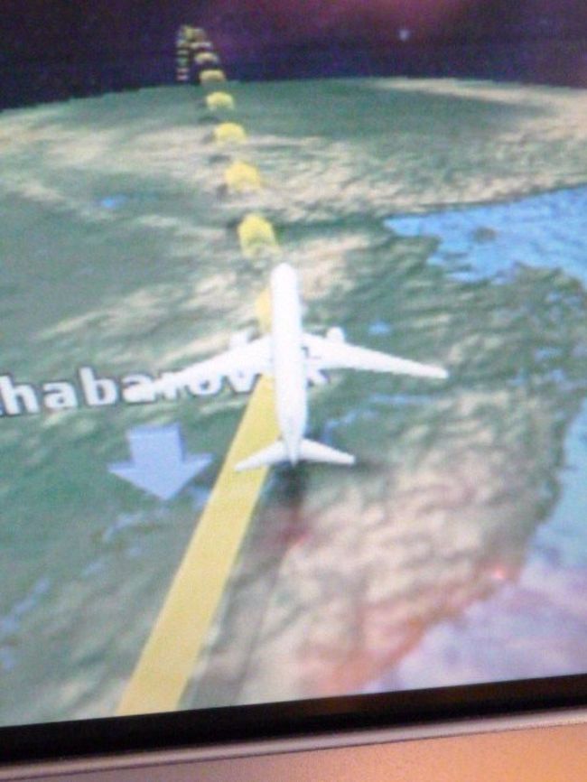 2009年6月27日(土)関西空港の出発は、11時50分発のエール・フランス(AF)291便、パリ行きだった。一年ぶりの長距離飛行なので、胸がときめく。だが最近AFの墜落事故が続いているので、いささか心細い。その上つい先日、AFの元幹部だった人と出会ったとき「AFは今破産しないために必死の経費節減ですよ」と驚かされる。救いは、関空・パリ間の使用機が墜落したA320−200でなく、B777−300ERであることだ。ただし席の配置はエコノミークラス3−4−3、ビジネスクラス2−3−2でやや窮屈と、評判はいま一つである。1960年代から70年代にかけて、エール・フランスのお世話になることが多かった。主としてヨーロッパ内の移動だったが、機内サービスにはフランスのナショナル・フラッグ・キャリアーとして、フランス文化の誇り高き薫りさえ感じた。少し堅苦しかったステュワデス(当時は客室乗務員をそのように呼んでいた)サービスも、日本航空の微笑みを見習えと「スーリール(微笑)運動」を始めてから、見違えるように、心に響くものが生まれた。使用機体はフランスの誇る「カラベル」で、安心感があった。どこの国に行っても、帰途エール・フランスのカラベルに乗れば、パリの家に帰ったような心の安らぎを感じたものである。もともとエール・フランスとは、縁が深い。私が生まれて初めて羽田空港で乗った飛行機は、エール・フランスの南回りパリ行きだった。エール・フランス便を選んだのは、私を招いてくれたフランスに敬意を表したかったからである。ジェット機が世界の国を結び始めて間もない、1961年のことだった。使用機体はB―707で、この機種はジェット爆撃機の設計から発展したものらしい。アメリカ技術の深さのようなものをそこはかとなく感じて、何かしら信頼感があった。コメットで失ったジェット機に対する不信感を、B−707が取り戻した感じである。それでも乱気流に出会ったときに、主翼がブルブル揺れたりして、ずいぶん不安もあったものだ。予定通りの時間に出発するとて、機内に乗ってみると、昔のエール・フランスとはやや異なったムードだった。乗務員にはヨーロッパ系以外の人が目立ち、アナウンスの、AF特有だった優雅さを感じさせるアクセントが消えているように感じる。なにはともあれ、これから1万キロ、12時間強の間、この機体と運命を共にしなければならない。クルーさんたち、頑張ってくれよ。写真はhttp://4travel.jp/traveler/katase/をご覧ください。