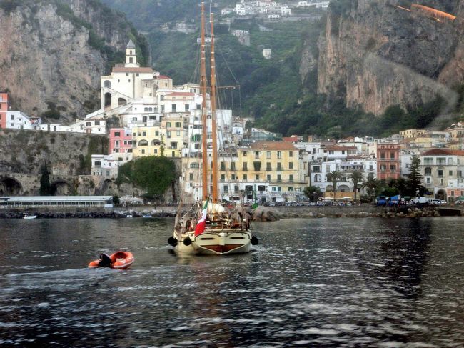 定期航路フェリーでマルタ島(4)ナポリ港からメトロ・デル・マーレの船に乗って、ソレント半島の村々を経由してサレルノに至る。