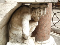 リアルト市場のちょっと不思議な物体・「階段を支える男の彫刻」