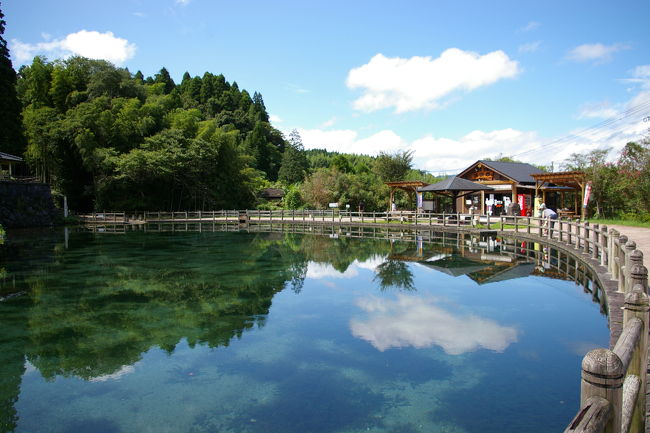 前から気になっていた、あの透明度抜群の丸池湧水に行きました。<br /><br />水の風景は大好きです。癒されます。<br /><br />栗野駅から徒歩すぐです。<br /><br />ちょっと迷いました。