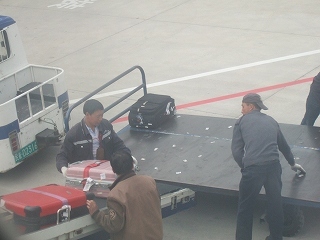 5日曜1日目2ゆうホテルまで移動と翌あさの散歩<br />写真は090705- 18:03.機内から荷卸し作業する人を撮る。<br />九寨溝黄龍成都よそ見ばかりのその2はホテルまで移動。九寨溝黄龍空港は03年9月28日開港。ちなみにBKKスワンナプーム空港は06年9月27日でした。<br />1日目。TG618便BKK1015-1425成都着予定が1時間半遅れで飛び立つ。<br />CA4495便成都17:05-1750九寨溝着予定が10分遅れで動きだす。<br />成都は標高500m。九寨溝黄龍空港は標高3500m。富士山より高い所に来てしまいました。ここからホテルは標高2000mの所です。<br />2日目。九寨溝を観光。<br />3日目。黄龍観光したら成都へ。九寨溝黄龍空港CA4496便1840-1925成都着予定は1時間遅れで出発。<br />4日目。成都でパンダを見学。TG619便成都1530-1735BKK着予定ですが行きと同じく出発から遅れます。<br />ツアー社APEX。宿泊は格桑賓館に2連泊。