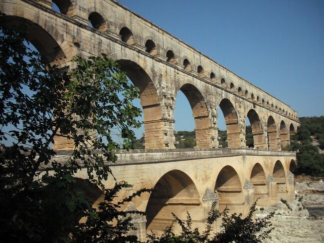 この日は南仏プロバンスのアルルからローヌアルプのリヨンまで３つの世界遺産を見学する。<br />１古代ローマ時代の水道橋「ポン・デュ・ガール」（写真）<br />２アヴィニョン歴史地区<br />３リヨン・フルビエールの丘<br /><br />私のホームページ『第二の人生を豊かに―ライター舟橋栄二のホームページ―』に旅行記多数あり。<br />http://www.e-funahashi.jp/<br /><br />