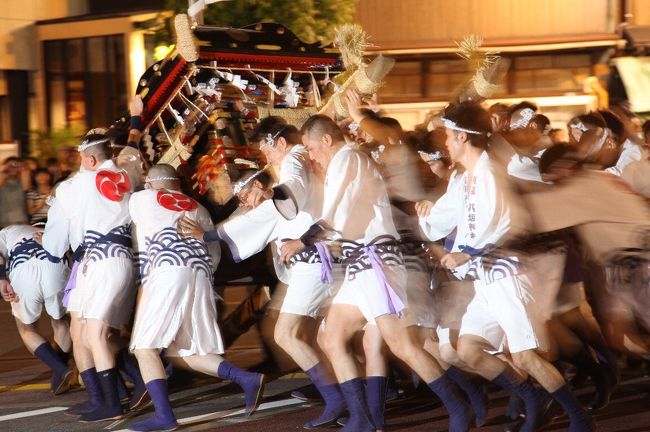 尾道の三体神輿で有名な八坂神社の例祭『祇園祭り』に出かけた。<br /><br />尾道市久保2丁目に在る、八坂神社で18時より神事が行われ、神社から神輿が一体ずつ商店街に繰り出した。<br />土堂の渡し場前の三体廻しの会場へ三体が揃い、19時頃より神輿三体が、一本ののぼりを奪い合う勇壮な三体廻しが始まった。<br />尾道べッチャー太鼓の響きに乗って21時前まで、熱気に包まれた。<br /><br /><br />八坂神社：http://www.ononavi.jp/sightseeing/temple/detail.html?detail_id=337