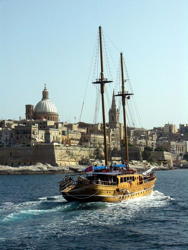 定期航路フェリーでマルタ島(11)キャプテンモルガンの遊覧船に乗って３島クルーズを楽しみ、帆船と競争しながらスリーマーに戻る。
