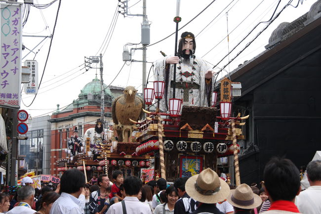 佐原の大祭は、７月の夏祭りと１０月の秋祭りの年２回行われます。<br />夏祭りは、小野川の東側の八坂神社の祭礼として行われます。<br />豪華な人形山車と、哀愁を帯びた佐原囃子が特徴で、平成１６年に国の重要無形文化財に指定されました。<br />今年は、３年に一度の本祭の年に当たり、山車年番引継ぎ行事が行われました。<br /><br />「お江戸みたけりゃ  佐原へござれ 佐原本町江戸まさり」、３００年の伝統を誇る佐原の大祭、何度来ても飽きない魅力があります。