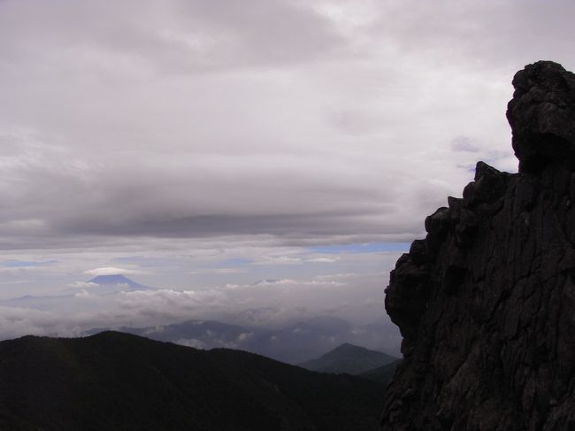 5時に出発、8時くらいからのぼりはじめ、12時に山頂<br />4時くらいに下山<br /><br />朝、高速降りたあたりのコンビニでみかけた顔だなーと思った人が<br />ボルダリングジムの常連さんでした。<br />小川山が近いのは知っていたのですが、世間は狭いなぁ、としみじみ<br /><br />雲がかっていて残念でしたが、やっぱり景色が広いのはすてきで感動<br /><br />余裕があったら瑞牆山もいく予定でしたが、今回は行けずでした。<br />ドラゴンボールの景色が印象的<br />