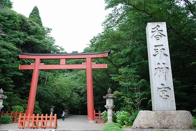 2009.6.16 花菖蒲の見頃時期なので、ちょっと遠出をして「佐原水生植物園」に行ってきました。<br />重要伝統的建造物群保存地区 になってる「佐原の町並み歩き」後「香取神宮参拝」して帰ってきました。<br />昼食は明治時代からの老舗「小堀屋本店」で昆布が入って真っ黒の珍しいお蕎麦を食べました