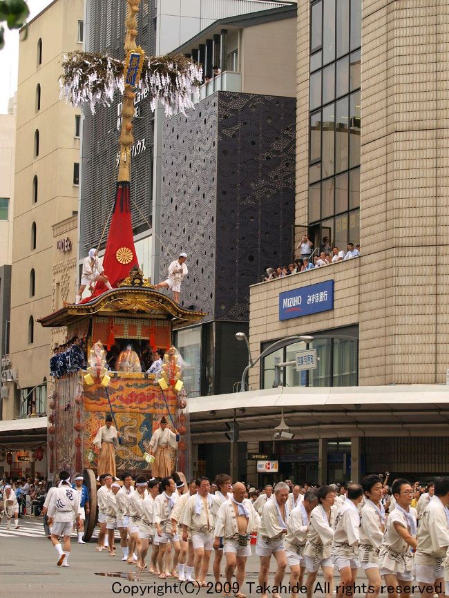 会社の休みを利用して、祇園祭を見に来ました。<br /><br />本日はメインイベントとも言える山鉾巡業の日です。<br /><br />最も混雑するといわれる、四条河原町の辻回しの場所で見て来ました。<br /><br /><br />http://ja.wikipedia.org/wiki/%E7%A5%87%E5%9C%92%E7%A5%AD#.E9.95.B7.E5.88.80.E9.89.BE.E3.81.AE.E7.A8.9A.E5.85.90