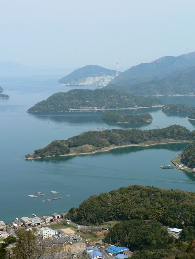 舞鶴は舞鶴湾のリアス式海岸周辺に築かれた北近畿を代表する港湾都市で軍港中心に造船、硝子産業などで発展し現在の人口は約９万人。<br />舞鶴湾の近くには北叡山と呼ばれる青葉山や五老岳などがあり、五老岳山上からは舞鶴湾のリアス式海岸が良く見える。４月１３日は好天に恵まれ五老ヶ岳公園から見る舞鶴湾は入り江がいくつも重なる様子が美しく、ノルウエイ・ベルゲンの山から見たフィヨルドを思い出す光景だった。<br />（写真は五老ヶ岳公園から見た舞鶴湾のリアス式海岸）<br />